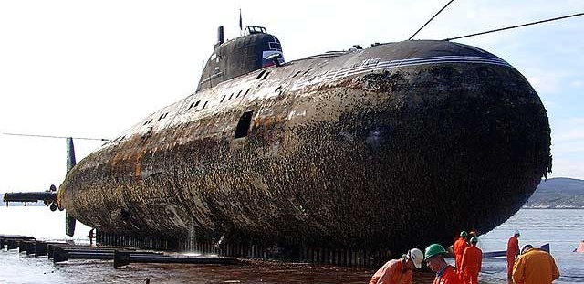 Підводний човен обріс морскими організмами